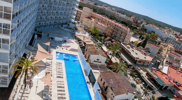 Holiday apartment with pool & patio — photo 4
