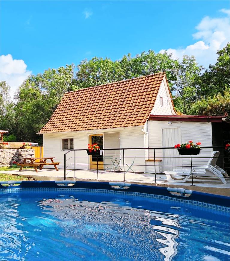 Chalet with grill, terrace & private pool | Garden view | Pet-friendly — photo 2