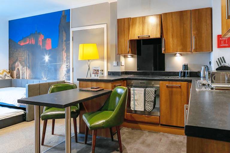 Beautiful serviced apartment | Next to Edinburgh Castle | Suitable for remote work | Pet-friendly — photo 2