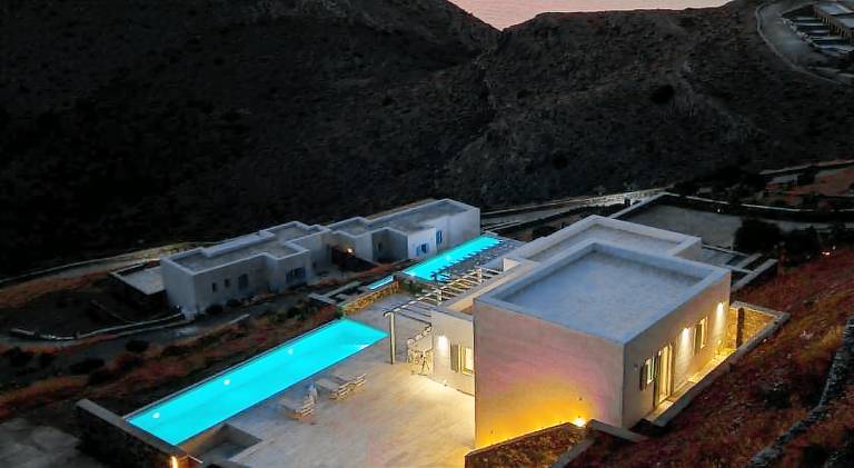 Villa with pool — photo 4