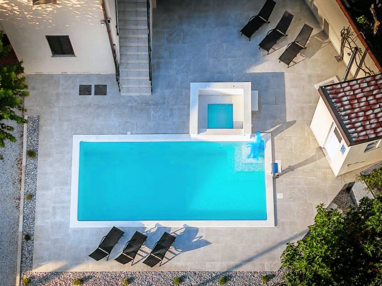 Fully equipped vacation home with private pool, patio & barbecue | Pets allowed — photo 5