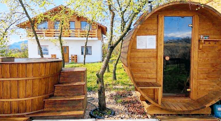 Chalet with sauna, hot tub & yard in Brasov