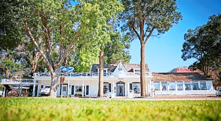 Lodge with pool, patio & yard in Kanab, UT