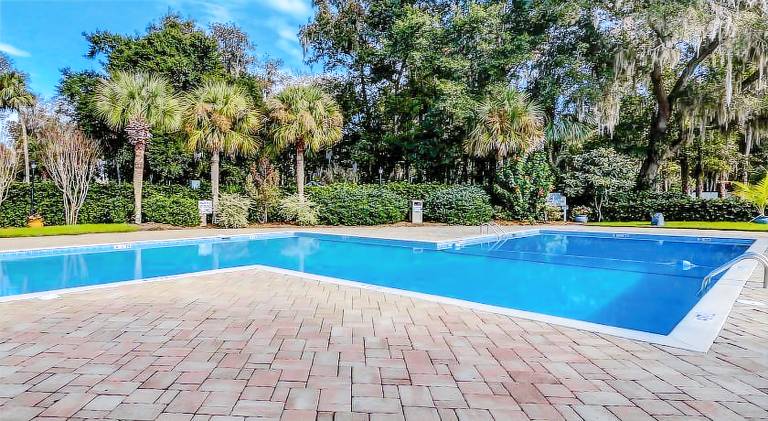 Apartment with pool — photo 3