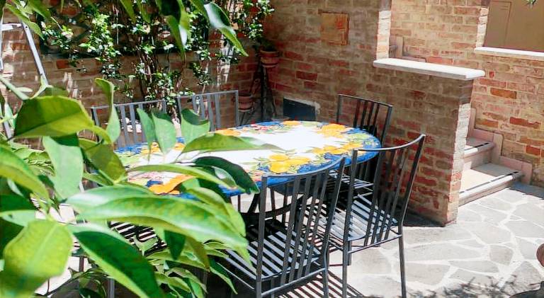 Lovely vacation home with terrace, jacuzzi & yard | Pets allowed — photo 4