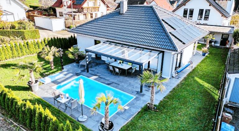 Holiday apartment with BBQ, yard & pool — photo 4