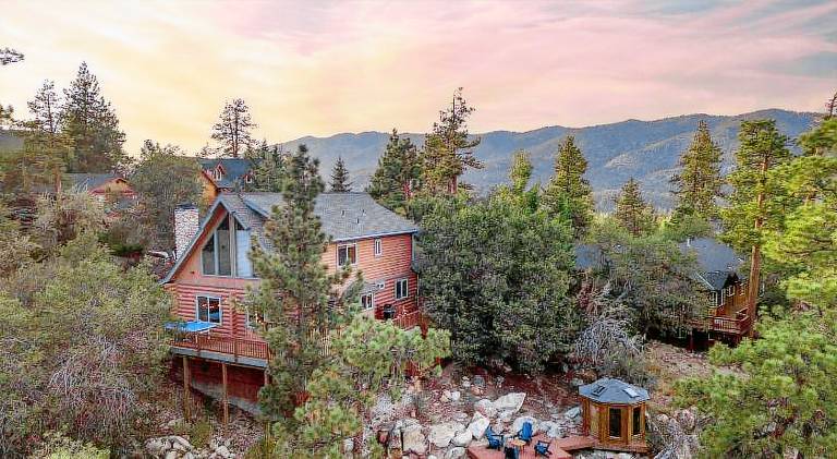 Tanglewood by AvantStay 10mins to Bear Mountain Contemporary Hillside Cabin in Big Bear Lake, CA