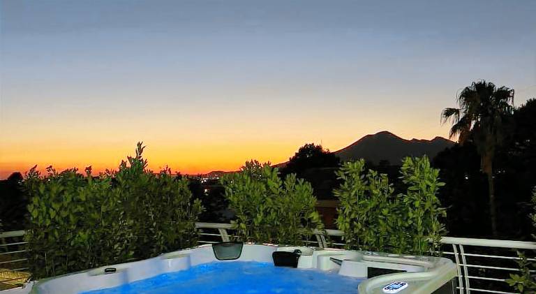 Serviced apartment with patio & hot tub — photo 5