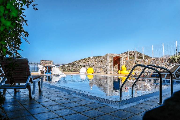Villa with garden, grill & private pool | Perfect for remote work — photo 3