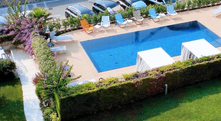 Serviced apartment with hot tub, patio & pool — photo 5