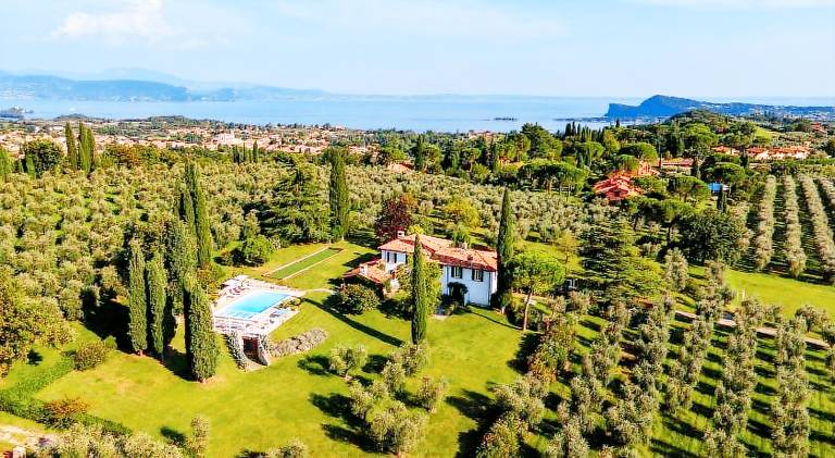Vacation home with pool in San Felice del Benaco