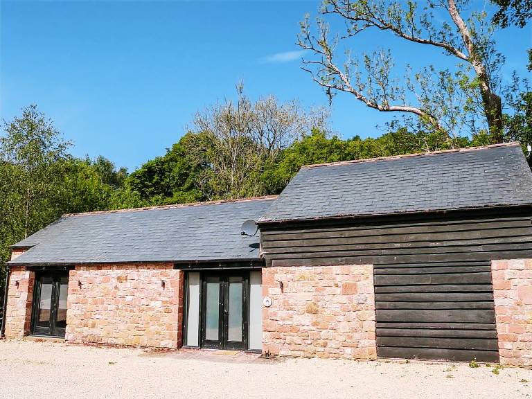 Cottage with yard & hot tub in Carlisle