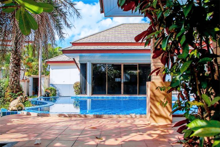 Fully equipped villa with pool, jacuzzi & yard | Perfect for remote work | Pets are welcome in Chonburi