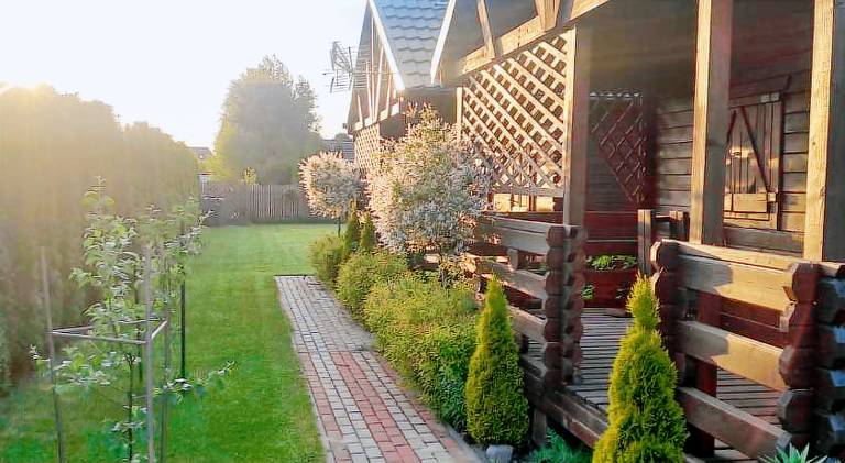 Lodge with barbeque, yard & terrace — photo 4