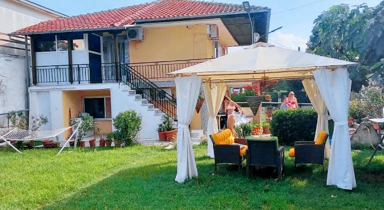 Villa with patio, BBQ & garden — photo 4