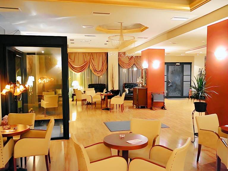 Queens Leriotis Hotel — photo 3