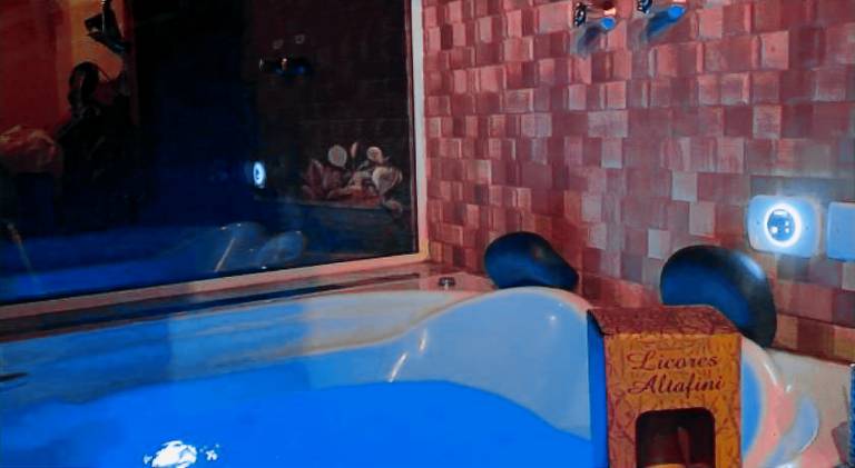 Pleasant lodge with hot tub, yard & BBQ | Pets allowed — photo 4