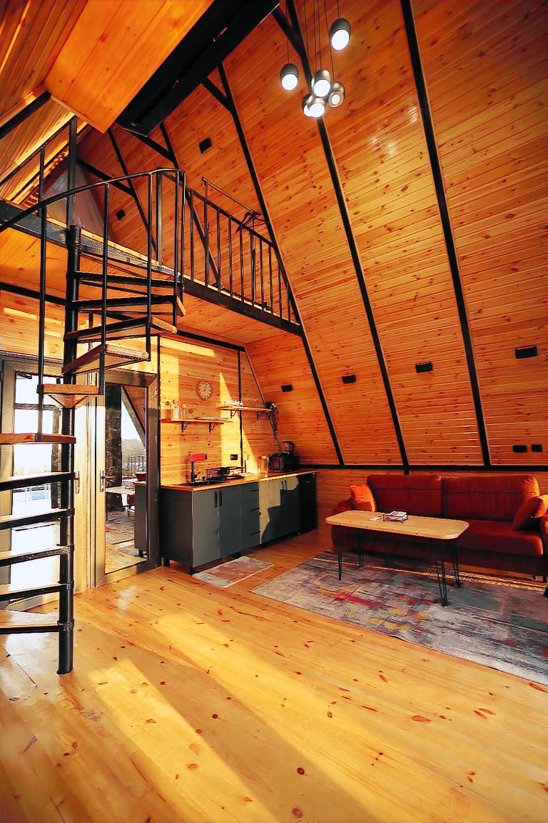 Lovely vacation home with yard, pool & BBQ | Pet-friendly — photo 2