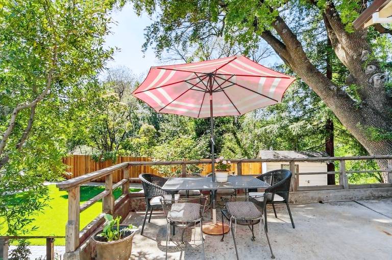 Cinnamon Bear Creekside Inn
