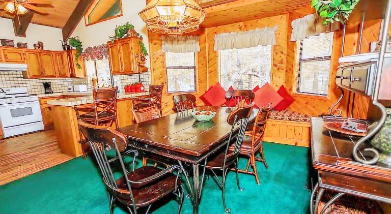 Summit Adventure - Beautiful, spacious and quiet home! Foosball, pool and poker table! Jet tub! — photo 2