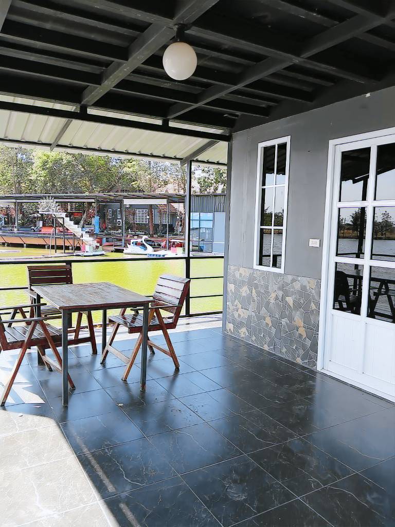 Vacation home with yard | Water view — photo 2