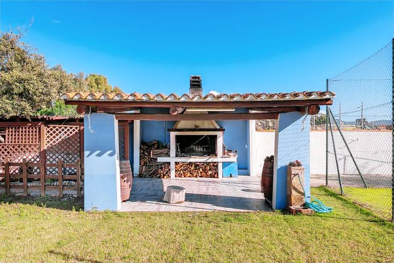 House with patio, yard & grill | Garden view | Beach nearby | Pets allowed — photo 4