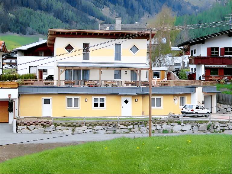 Beautiful holiday apartment with patio, BBQ & yard | Pets are welcome in Umhausen