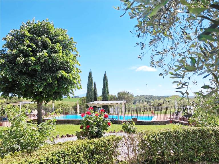 Family-oriented house with terrace, pool & yard | Nature view | Dogs allowed — photo 4