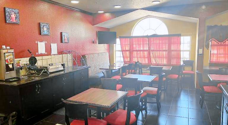 Days Inn & Suites by Wyndham Hutchinson — photo 5