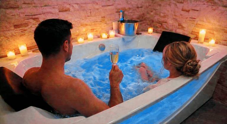 VIP Wellness Oase mit 3Zi Sauna Whirlpool und vielem mehr in Stuttgart