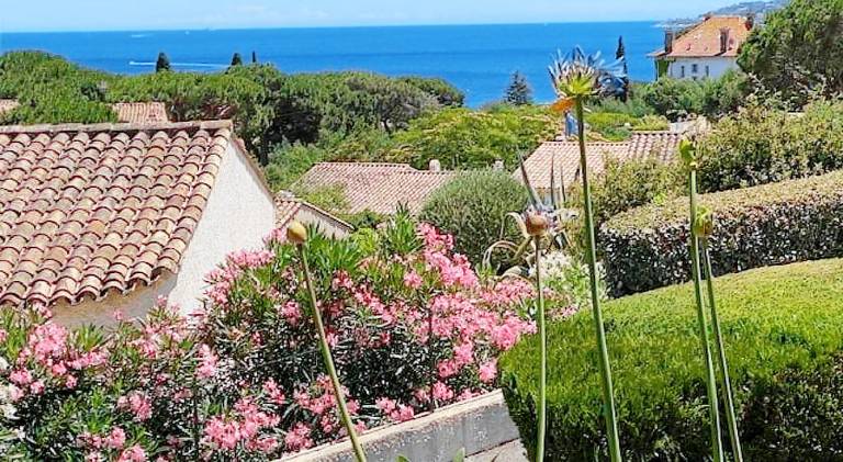 Vacation home with terrace, private pool & yard in Sainte-Maxime