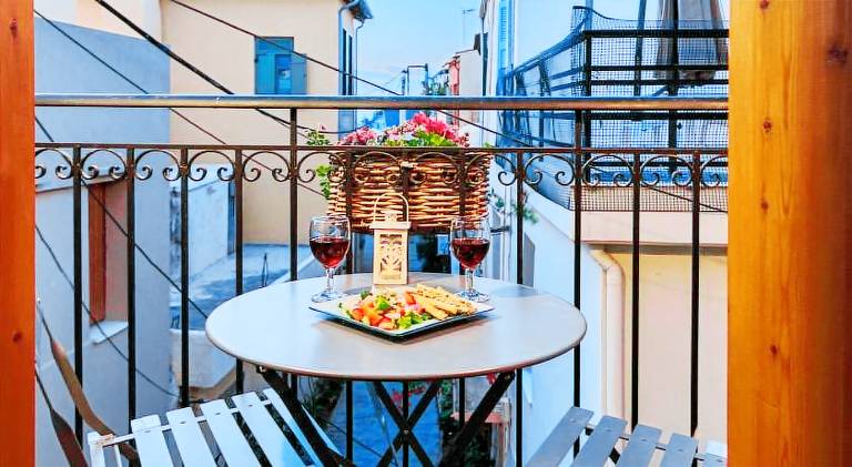 Apartment with patio in Chania