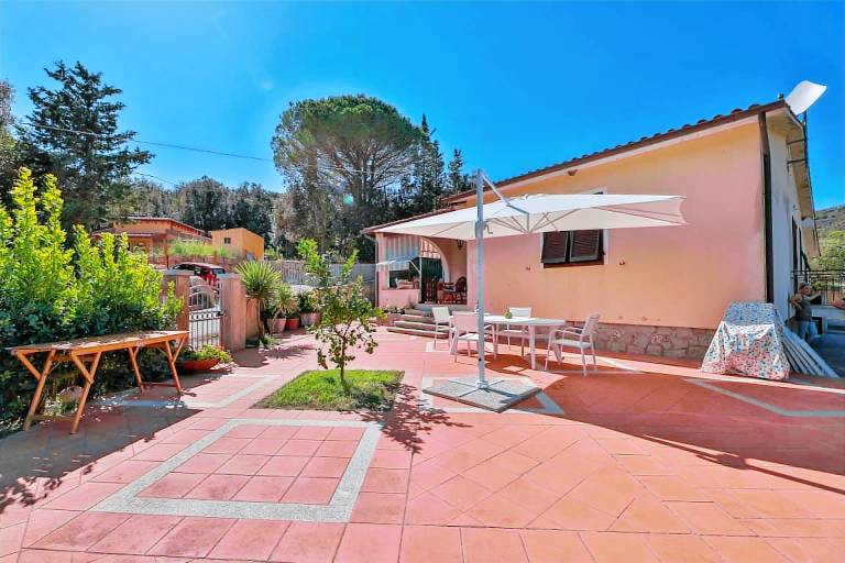 Villa with yard — photo 4