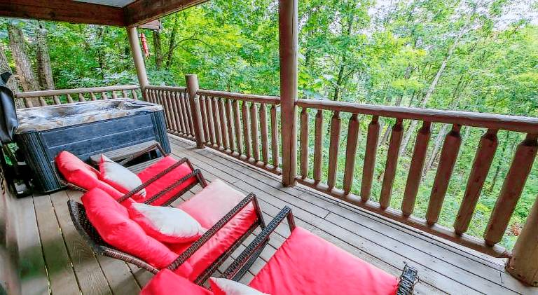 Vacation home with hot tub — photo 4
