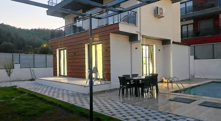 Villa with terrace, yard & private pool | Perfect for remote work — photo 4