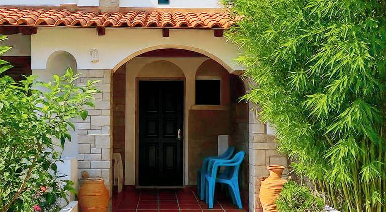 Villa with barbecue, patio & garden — photo 3