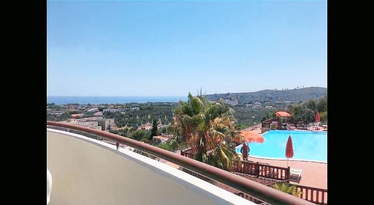 Serviced apartment with garden, private pool & terrace — photo 3