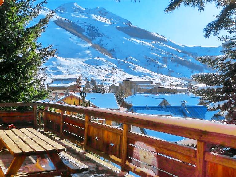 Charming chalet with patio | Close to the ski | Pets allowed — photo 2