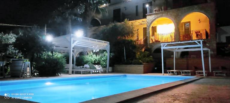 Apartment with terrace, pool & barbecue | Pool view — photo 3