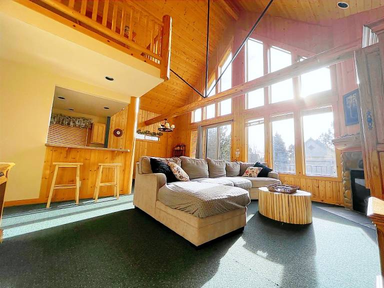 Family-oriented pleasant vacation home with barbeque, patio & hot tub | Good for workation | Pets allowed — photo 4
