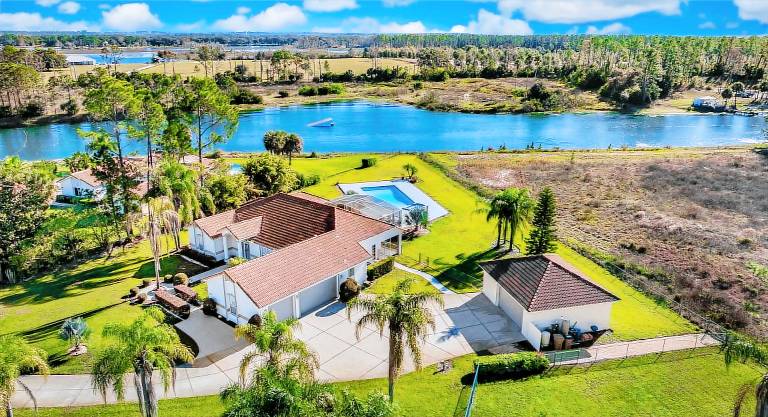 House with BBQ, yard & fast internet | Lake view — photo 2