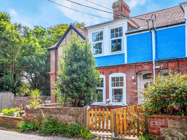 Cottage with yard | Water view in Cromer
