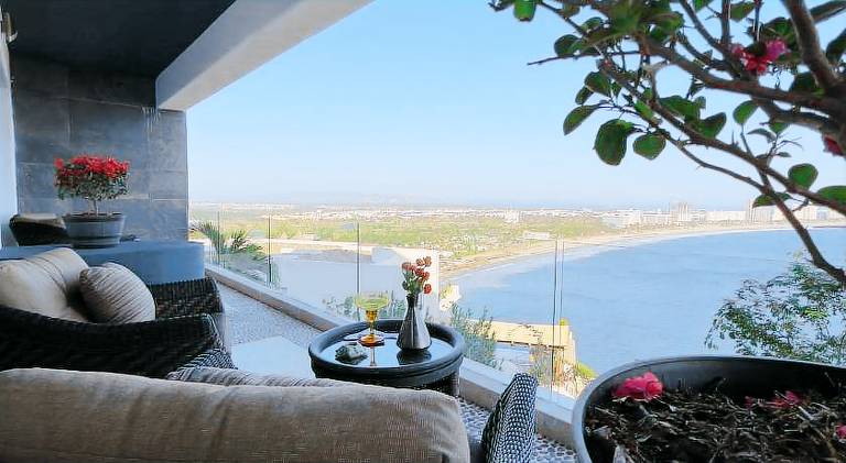 Villa with pool — photo 3