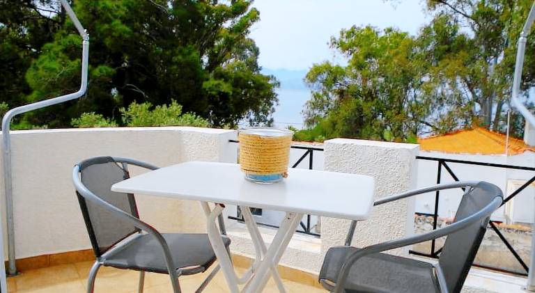 Apartment with sea view and balcony 60m from beach — photo 4