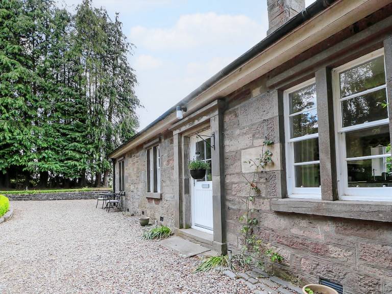 Cottage with yard — photo 3