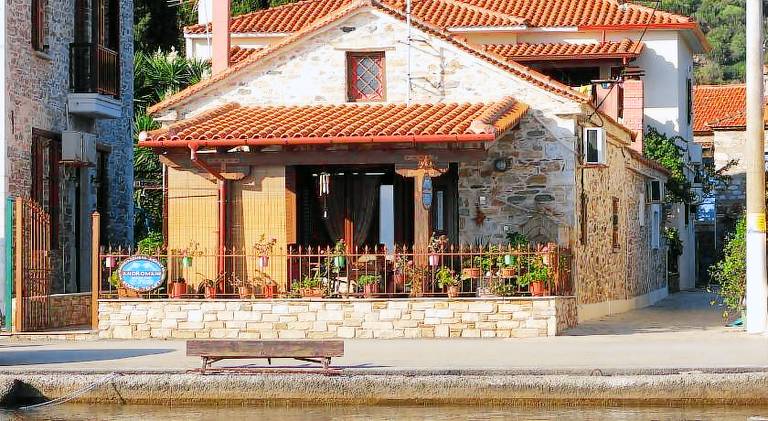 Rental apartment with barbeque & garden in South Pelion