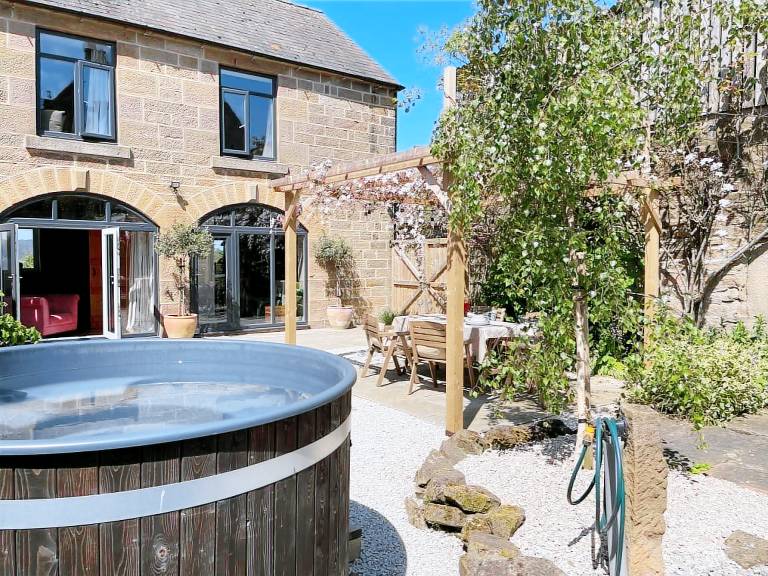 Cottage with hot tub & yard | Pet-friendly — photo 2