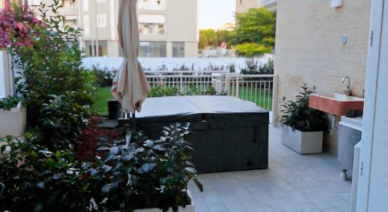 Holiday apartment with jacuzzi & pool — photo 2