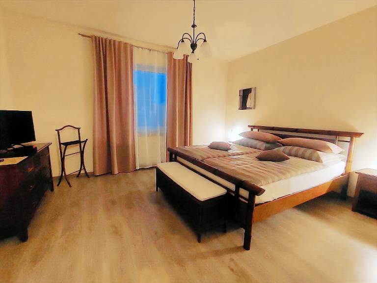Holiday apartment with yard, pool & barbecue | Good for workation | Dogs allowed in Marianske Lazne