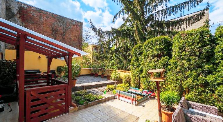 Apartment with yard & patio — photo 3